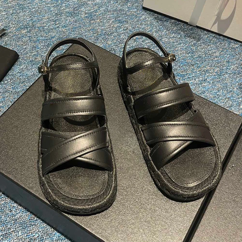 Сандалии женские на ремешке с пряжкой