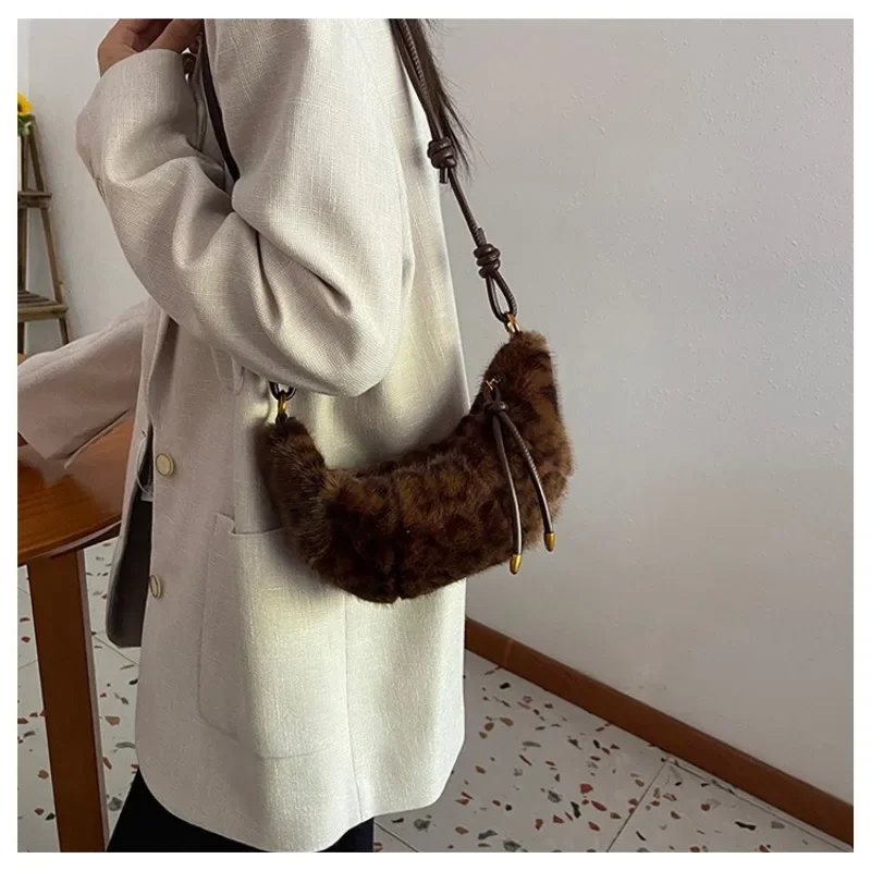 Плюшевая бархатная сумка 2024 зимняя нишевая через плечо с леопардовым принтом