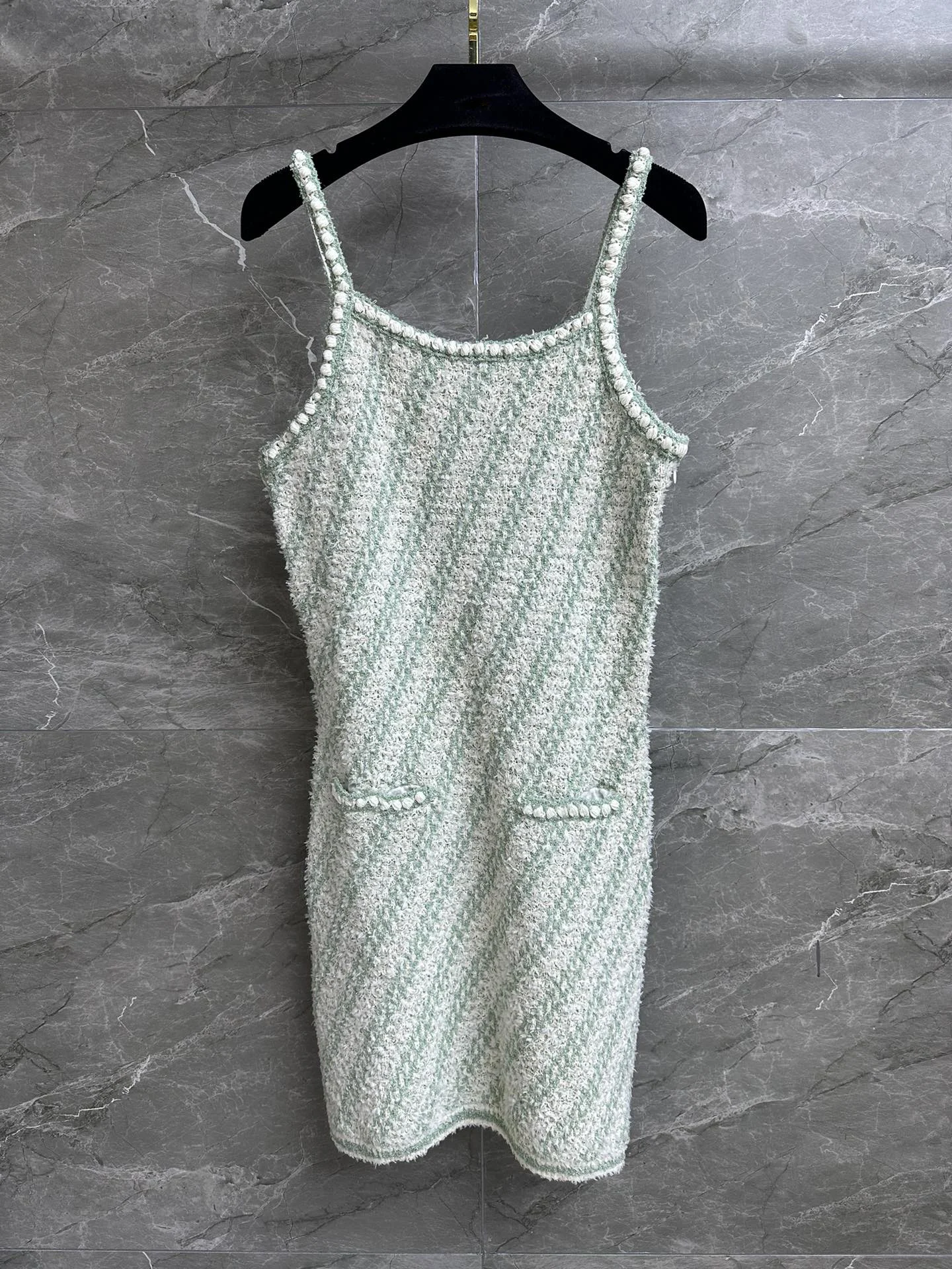 

Саржевое платье-комбинация коллекции весна-лето 2023 года и милая подходящая по цвету ткань с изысканными трехмерными вставками sense713