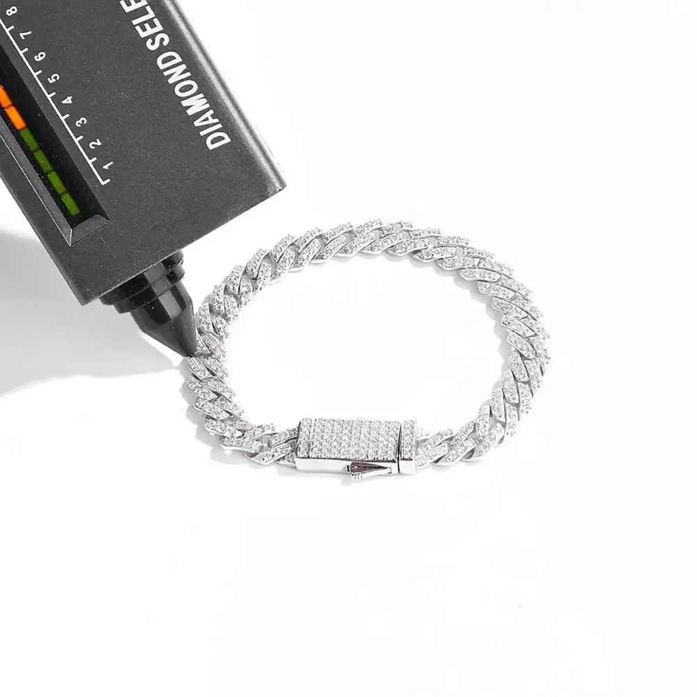 Браслет-цепочка из серебра с муассанитом ширина 8 мм