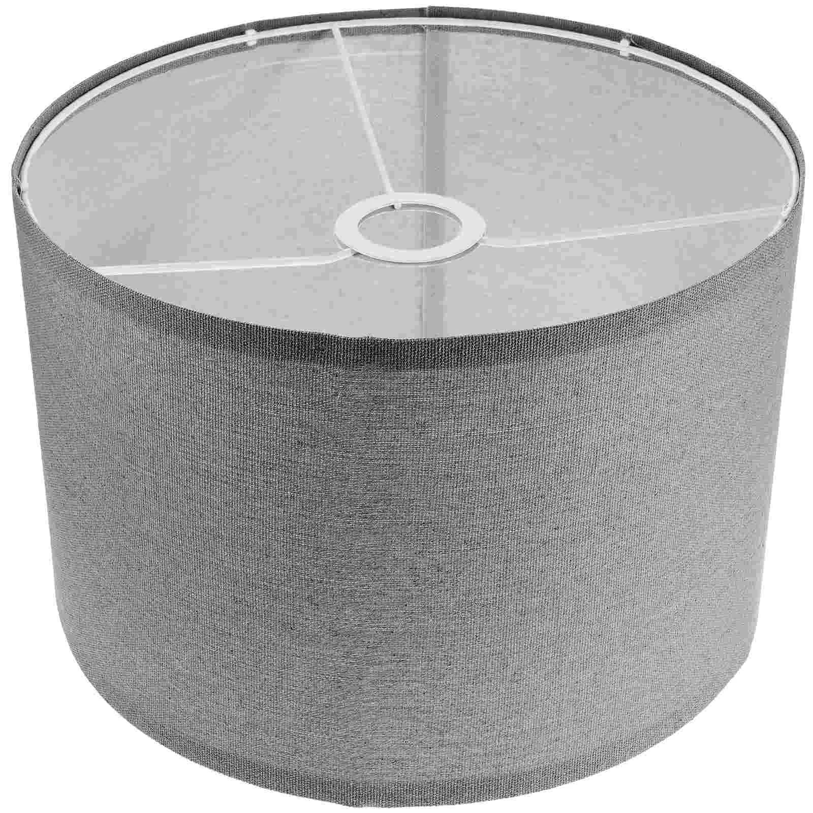 

Тканевый абажур, маленький аксессуар в стиле ретро, металлические люстры, цилиндрическая прикроватная тумба