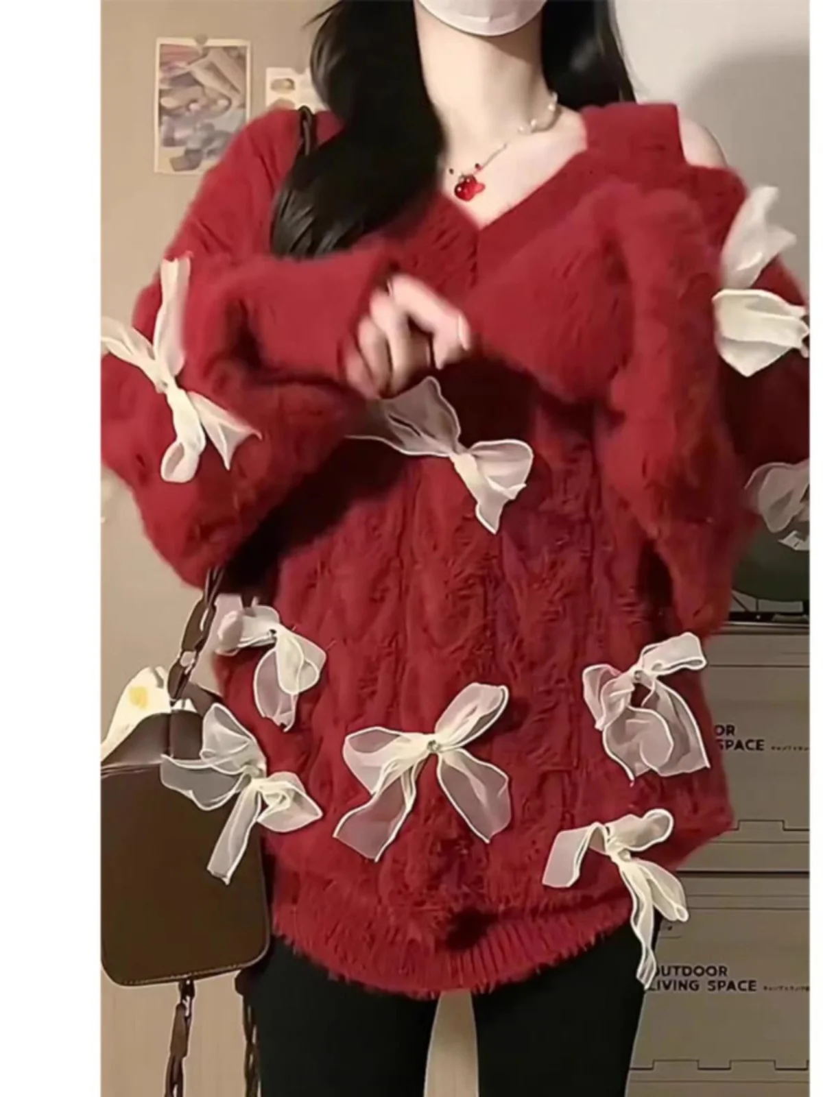Мягкий клеевой свитер больших размеров с красным бантом и открытыми плечами