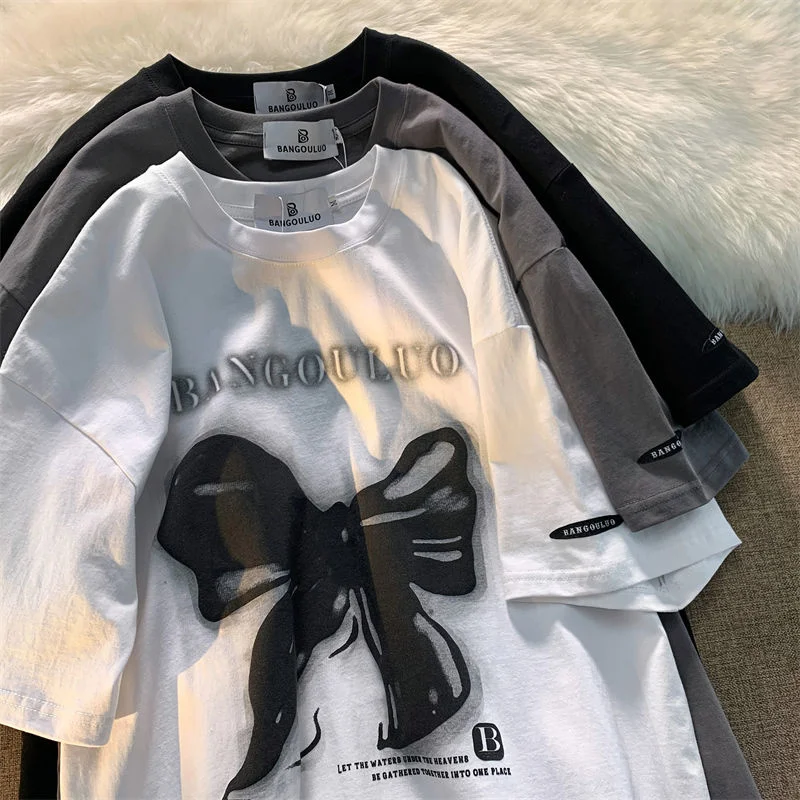 

Футболка женская хлопковая свободного покроя с графическим принтом и бабочкой