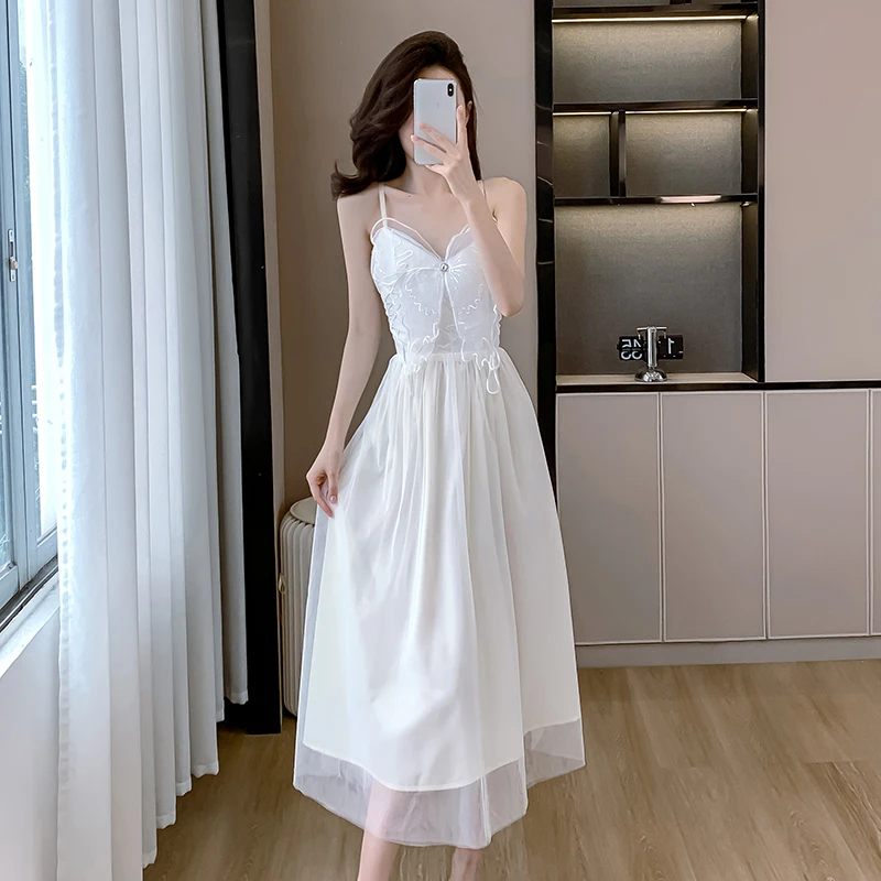 Женское длинное платье на бретельках элегантное белое шифоновое с V-образным