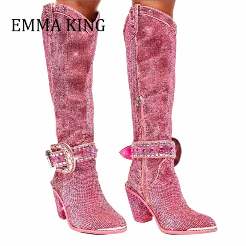 

Женские ковбойские сапоги с кристаллами, привлекательные высокие сапоги до колена на блочном каблуке с острым носком, женская модная розовая дизайнерская обувь с ремешком и пряжкой