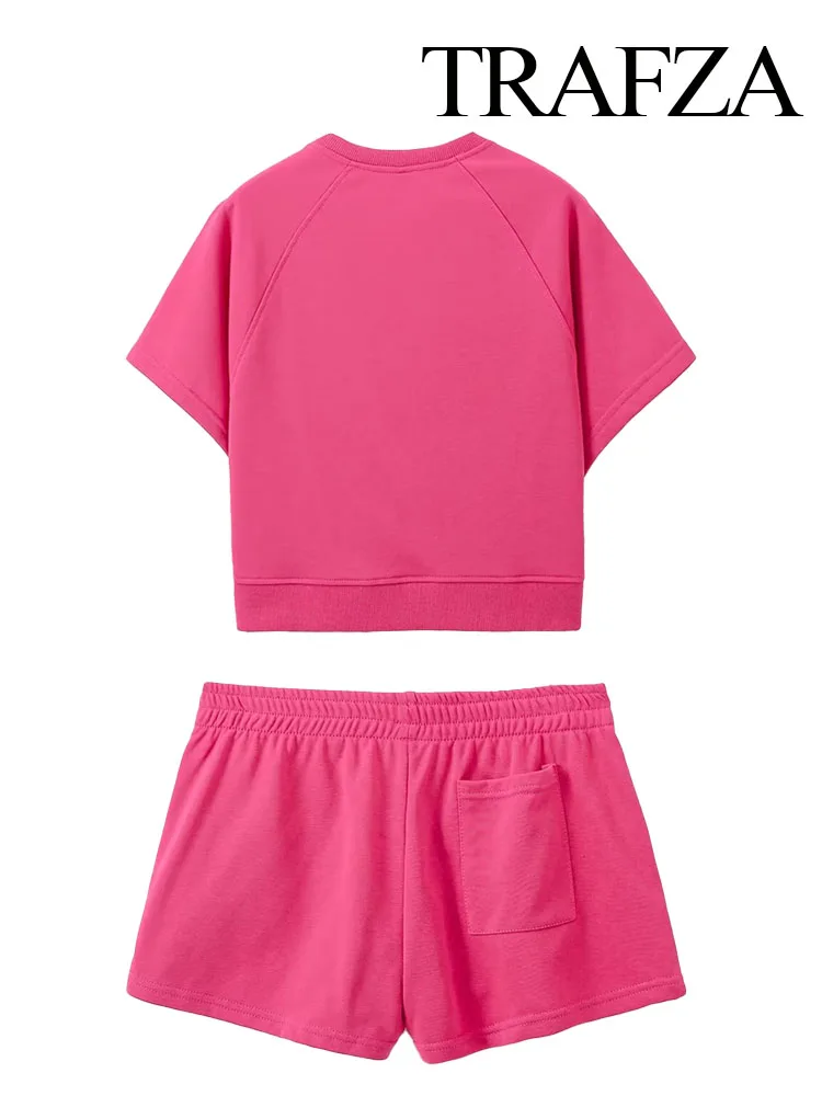 Костюм женский трикотажный из футболки с круглым вырезом и карманов высокой