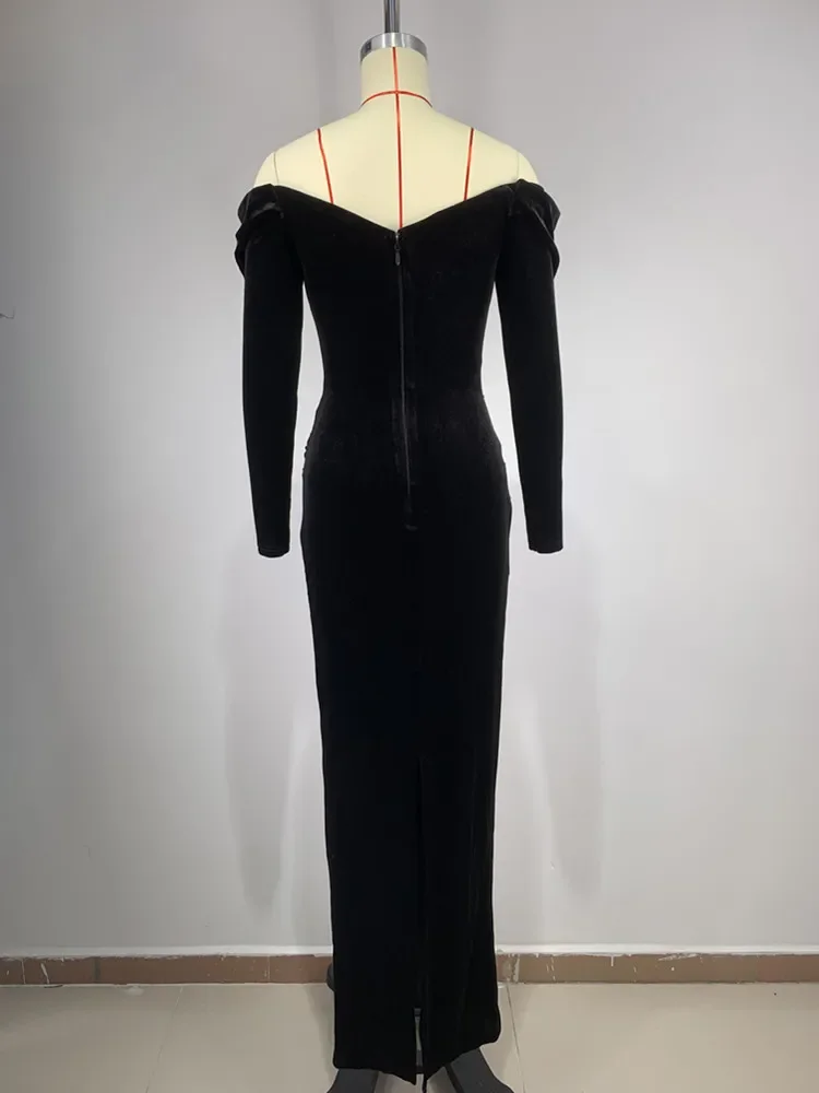 Женское бархатное платье макси Черное длинное с открытыми плечами и кристаллами