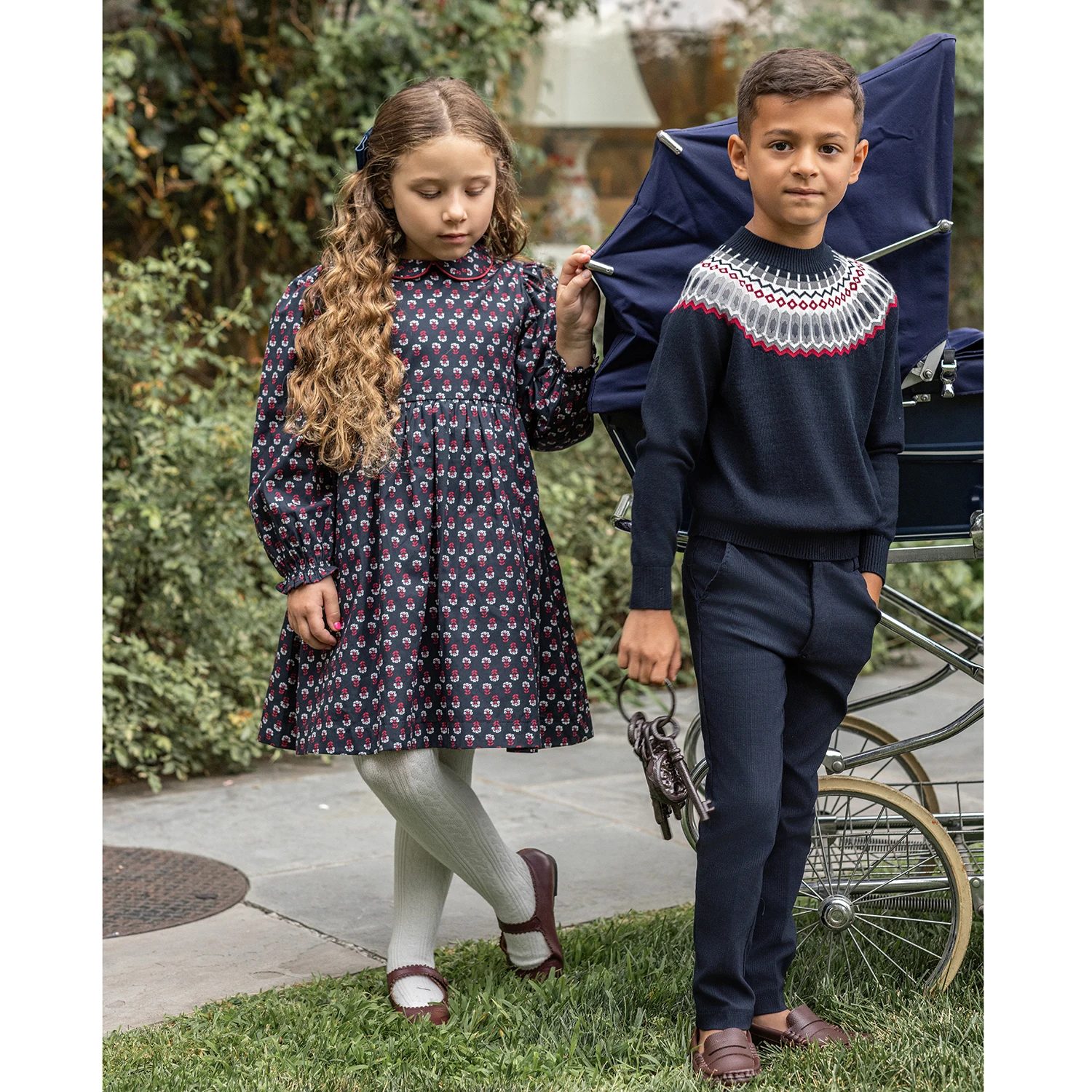 Фото Коллекция AP AW26 Madeline: Платье с цветочным принтом для девочек, свитер с круглым вырезом для мальчиков, семейная одежда для братьев и сестер. №2
