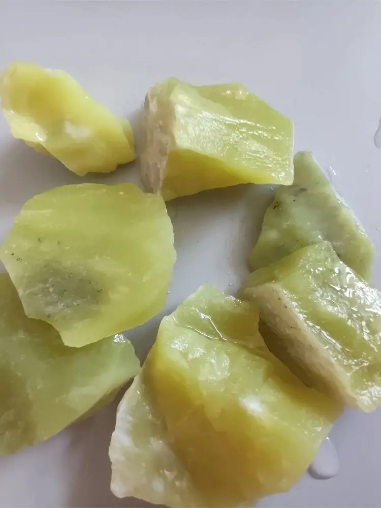 

Лимонно-зелёный нефрит для ювелирных изделий