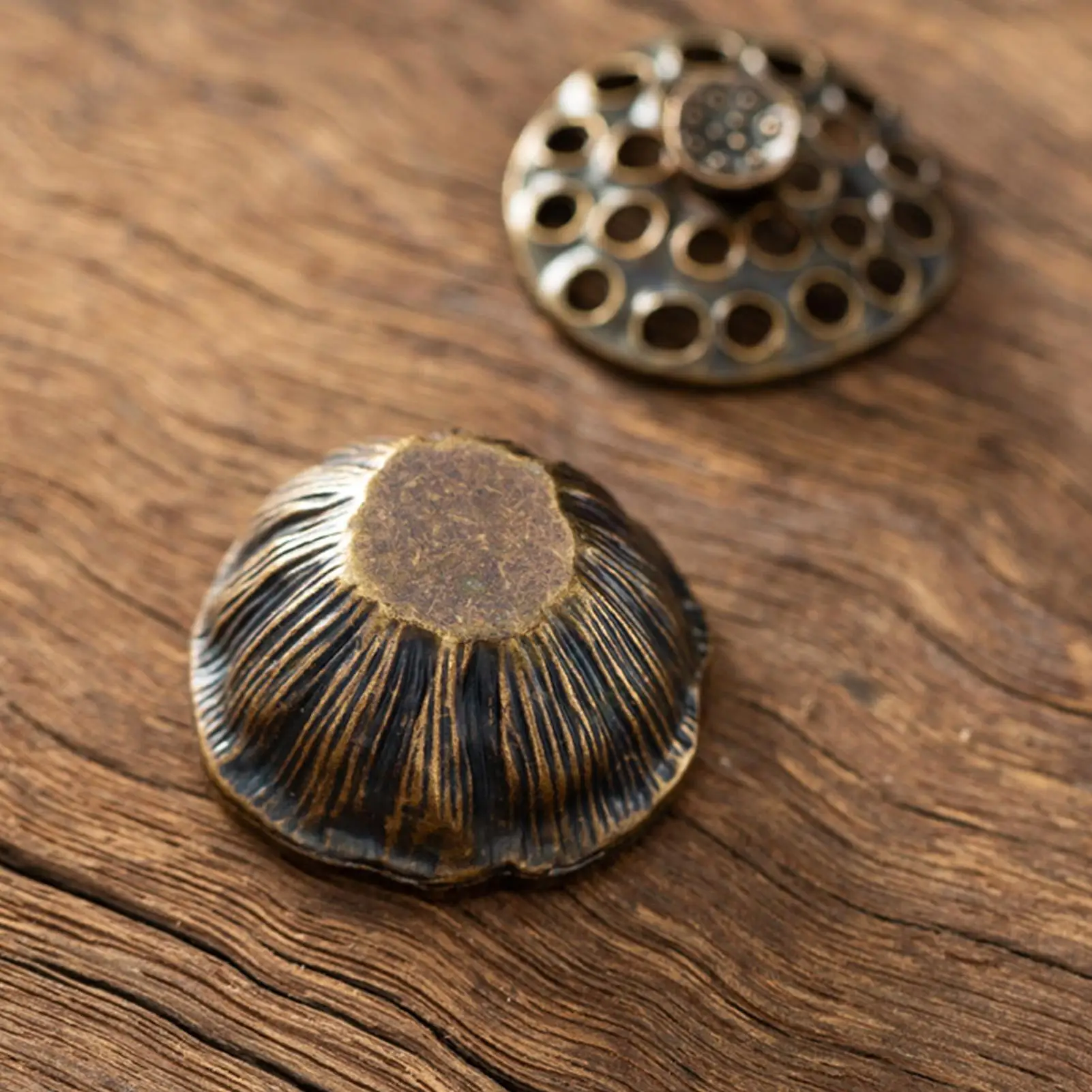 

Металлическая курильница лотос