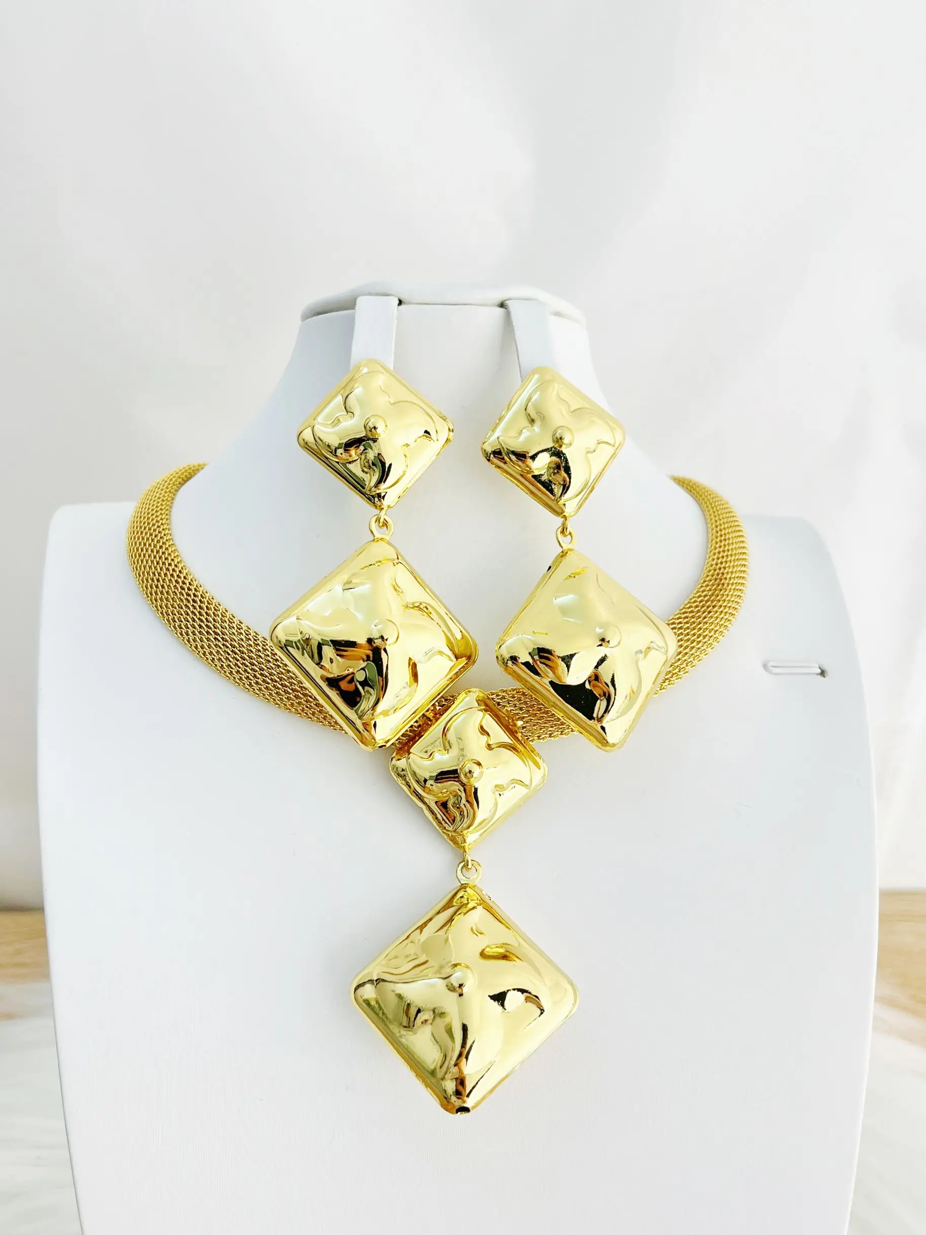 

Gold Colour Plated Necklace Earring Set Beautiful Fashion Trend Sweet Romantic Party Wedding