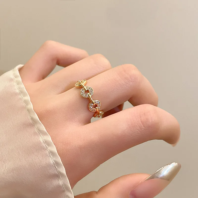 Женское кольцо с геометрическим рисунком цирконом