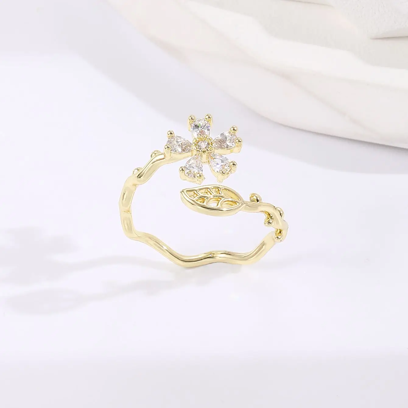 Новинка Открытое кольцо с круглыми листьями для дам специальные нишевые Изящные