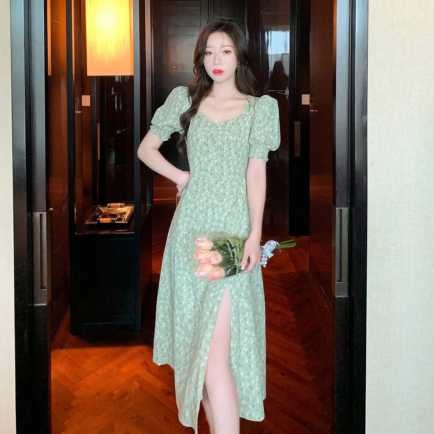 

Женское летнее платье с цветочным принтом и рукавами-фонариками