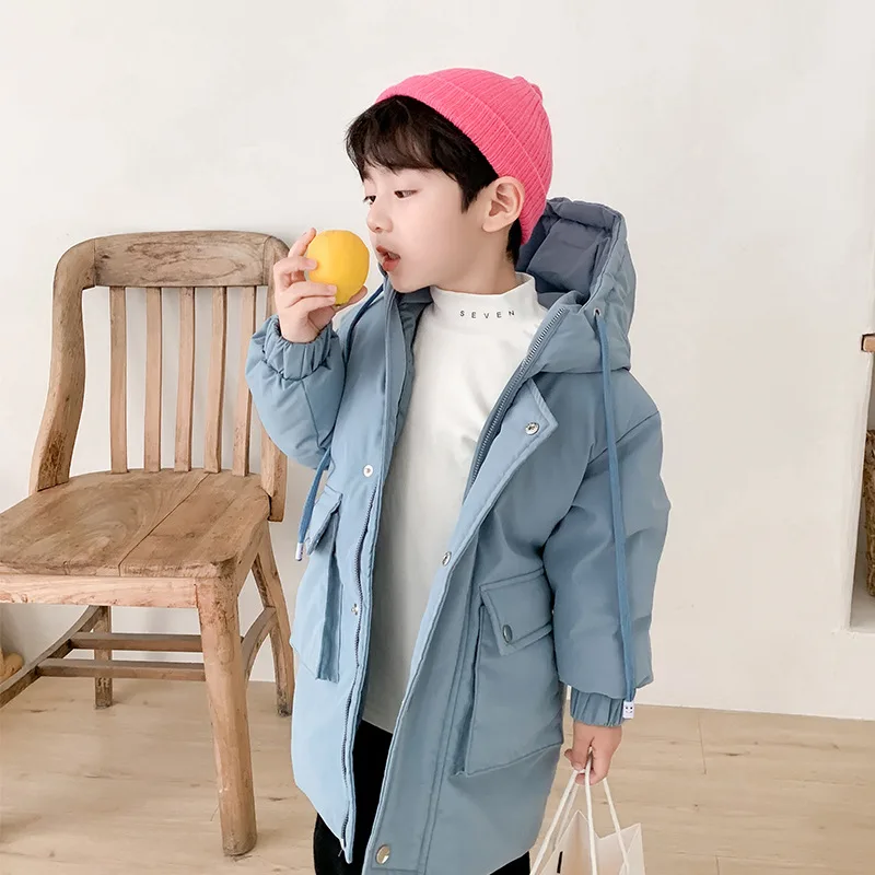 

Детский пуховик выше колена с длинным утепленным белым пуховым карманом для мальчиков и девочек.