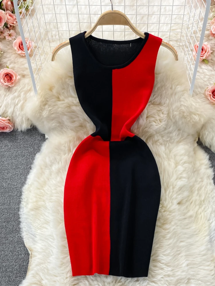 

Женское трикотажное платье-миди без рукавов контрастных цветов