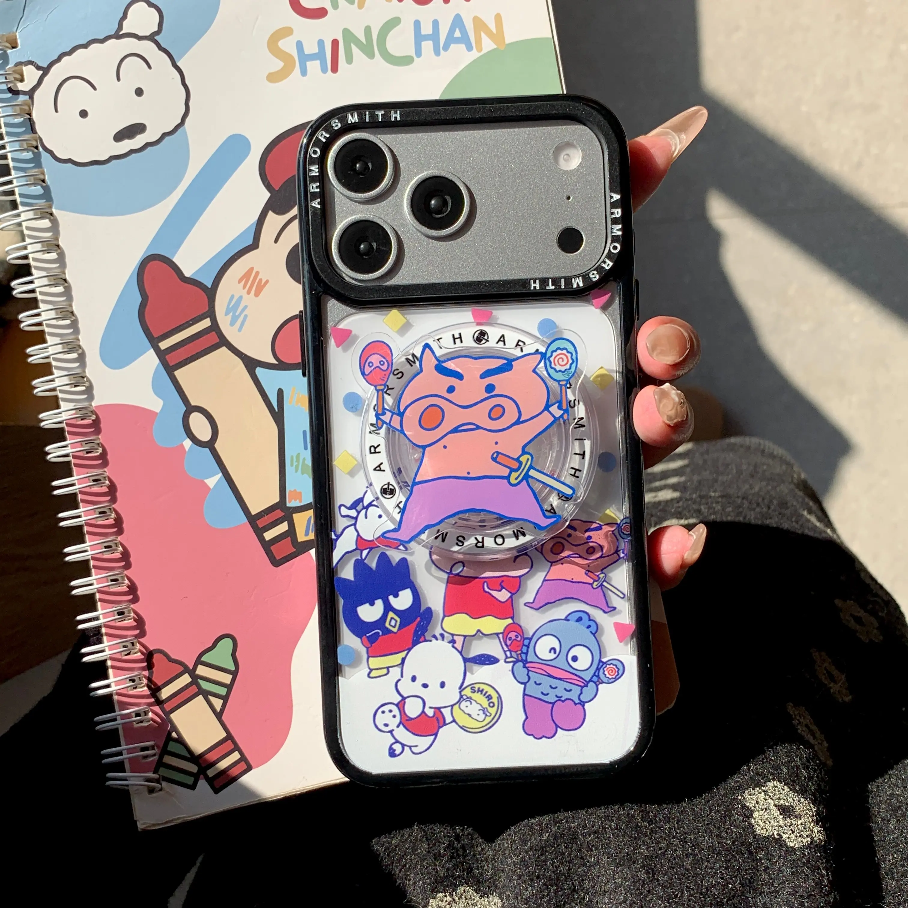Фото Стильный дизайн с магнитным держателем для телефона Buriburizaemon&CrayonShin-chan для Samsung и iPhone: регулируемый, компактный, удобный для переноски. №5