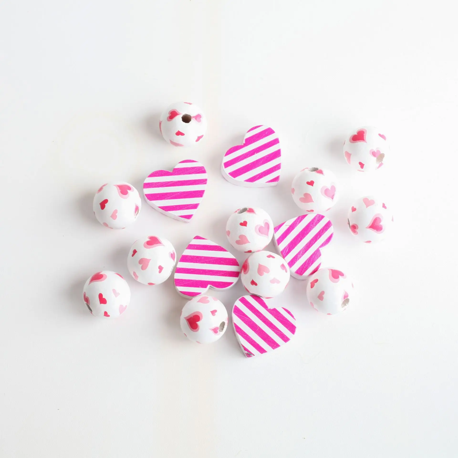 Розовая деревянная гирлянда из бусин в форме сердца на День святого Валентина