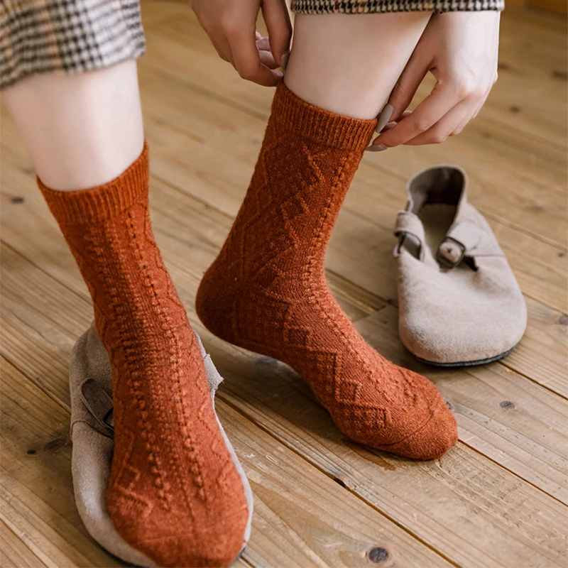 

Женские носки для девочек, хлопковые осенне-зимние однотонные модные носки средней длины с темным зерном и стразами в клетку, женские носки из смеси шерсти