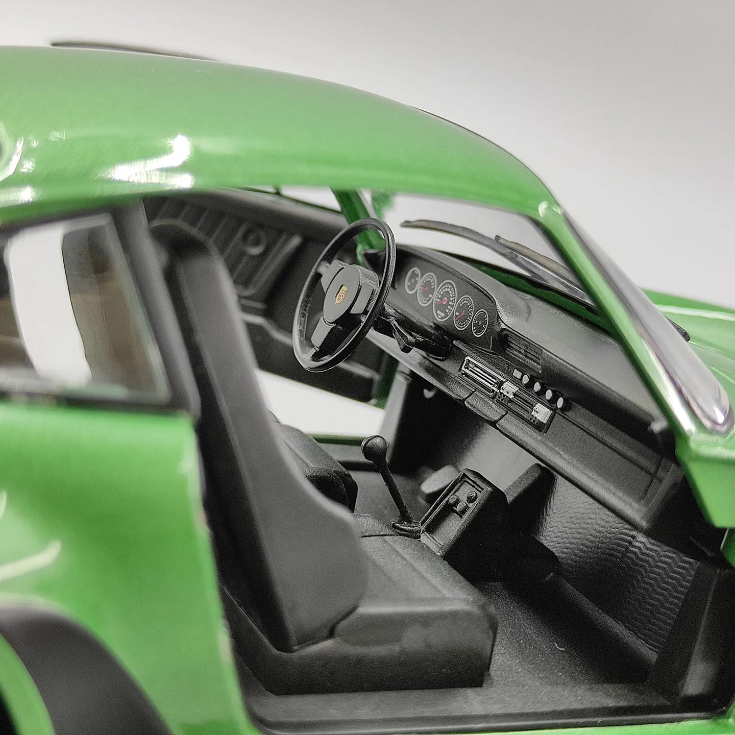 Фото WHITEBOX Масштаб 1:24, литая модель Porsche 911 Turbo 930 из сплава, классические игрушечные автомобили, ностальгия, подарки для взрослых, сувенир, статичная модель для демонстрации. №4