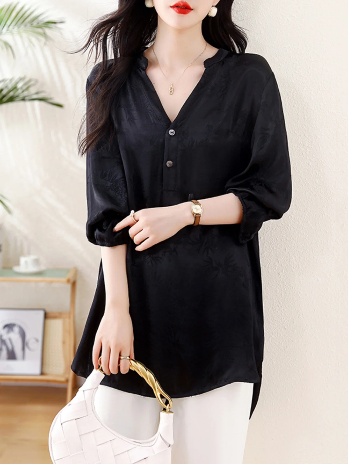 Рубашка женская с V-образным вырезом осень 2024