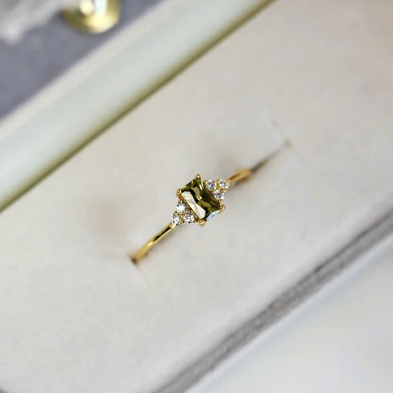 Новинка небольшое свежее сияющее зеленое квадратное кольцо с блестящими