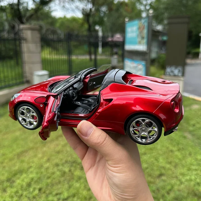 Фото Коллекционная модель спортивного автомобиля Alfa Romeo 4C в масштабе 1:18 от AUTOART AA, из сплава, для подарка друзьям и семье, для демонстрации. №5