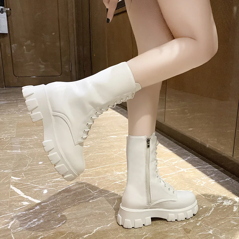 

Женские сапоги на платформе и высоком каблуке, с круглым носком