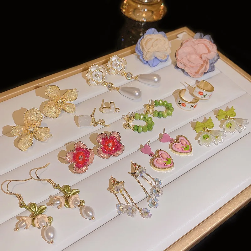 

2023 Fashion Trend Retro Acrylic Flower Drop Earrings Female Pearls Alloy Tassel Chain Pendant Earrings Korean Wedding Earrings