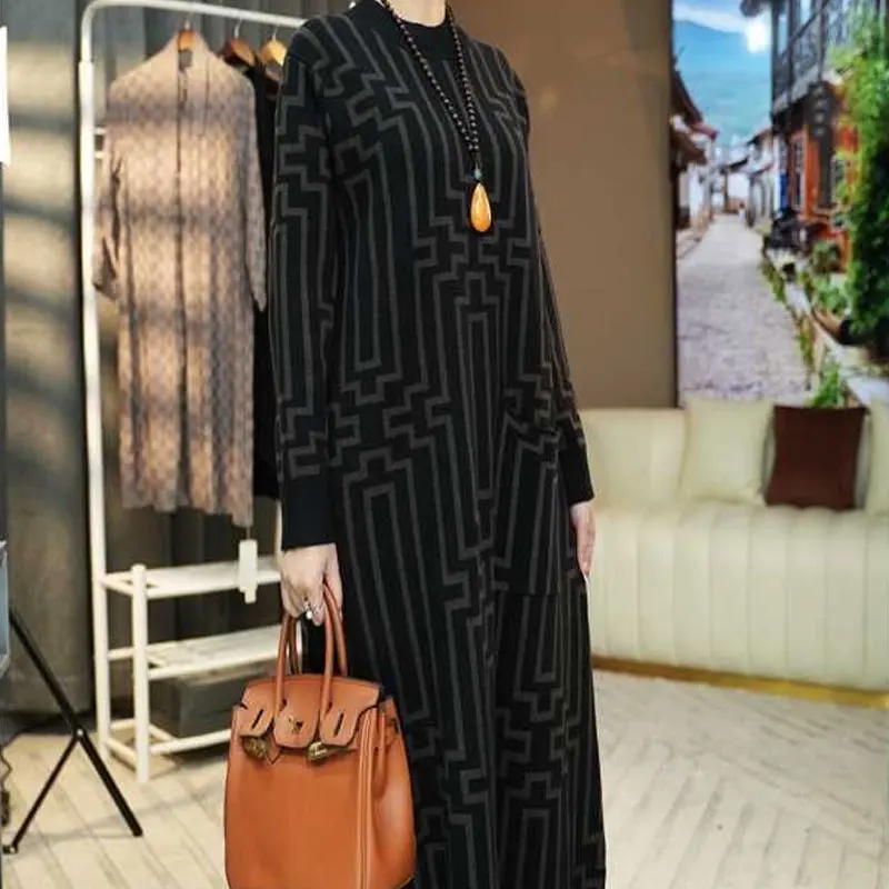 Платье женское трикотажное ТРАПЕЦИЕВИДНОЕ с геометрическим принтом на