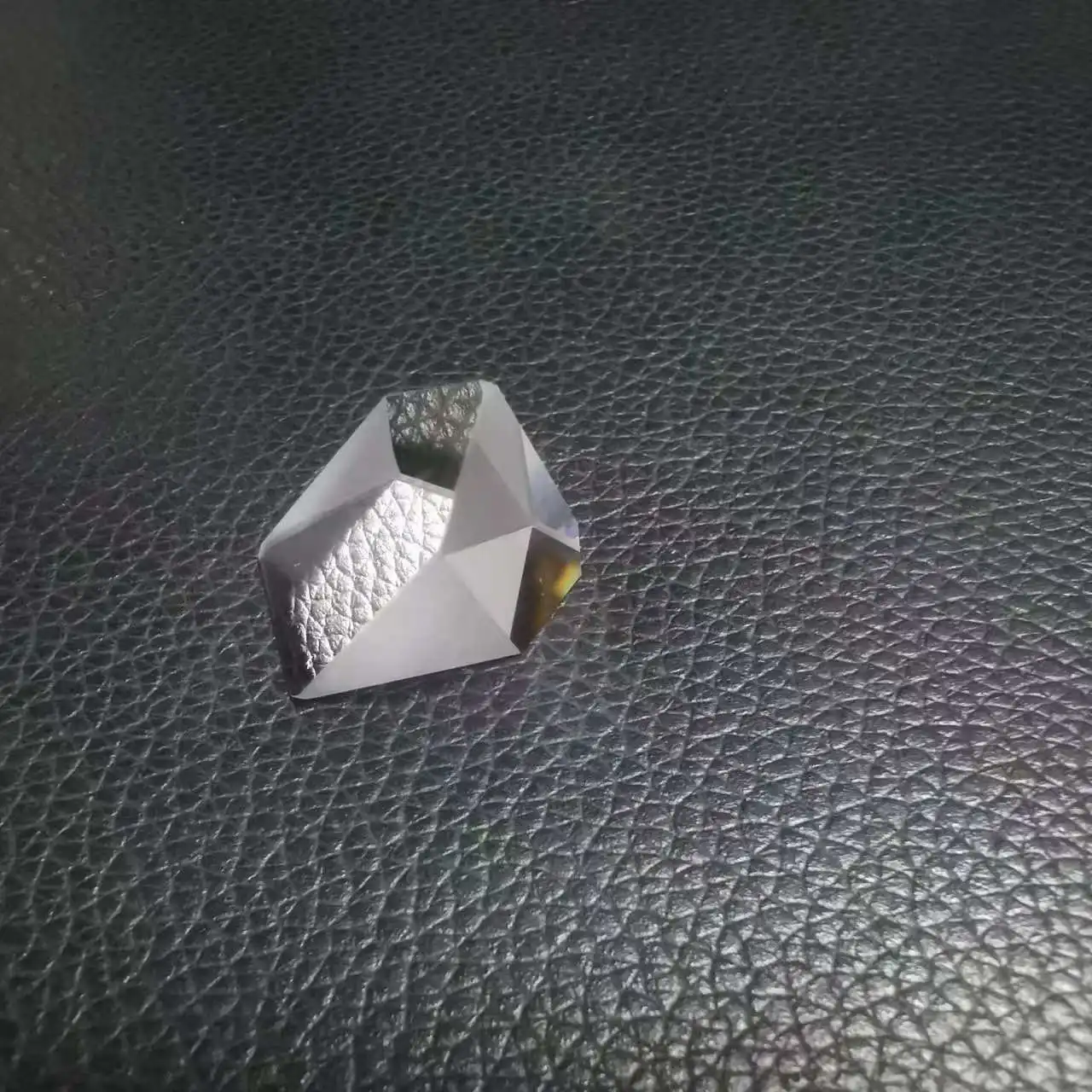 Завод продает крыши различных размеров и высококачественных оптических