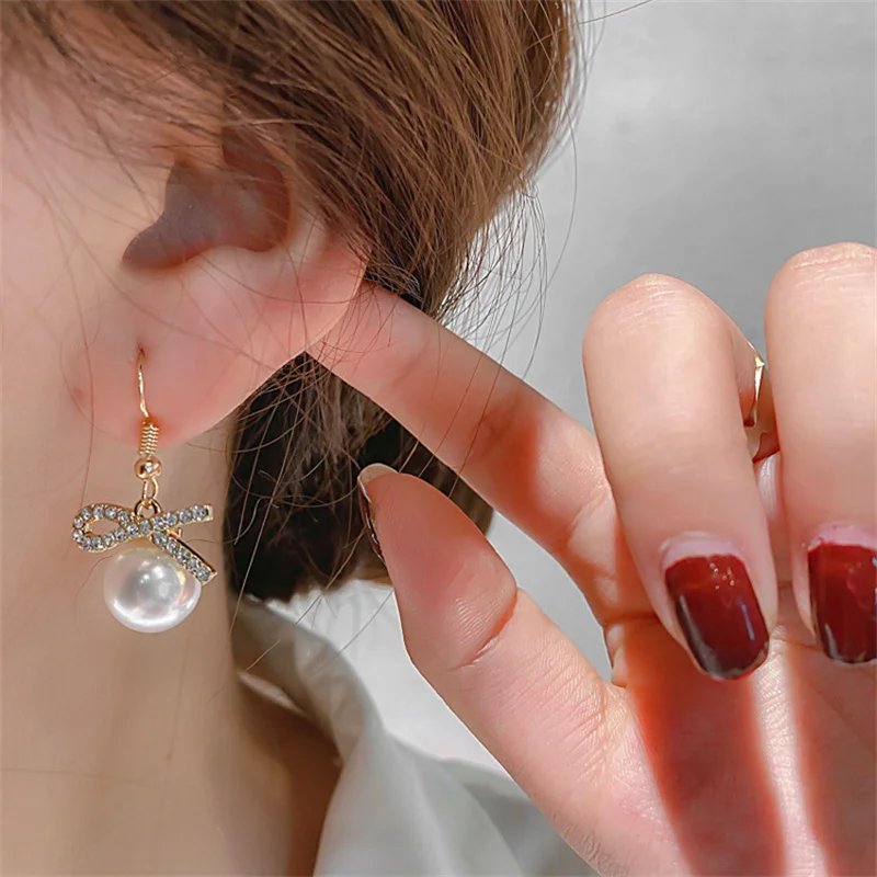 

New 2023 Korean Version Fashion Classic Earring Aureate Butterfly Lmitation Pearls Luxury Cartilage Earring For Women Jewelry