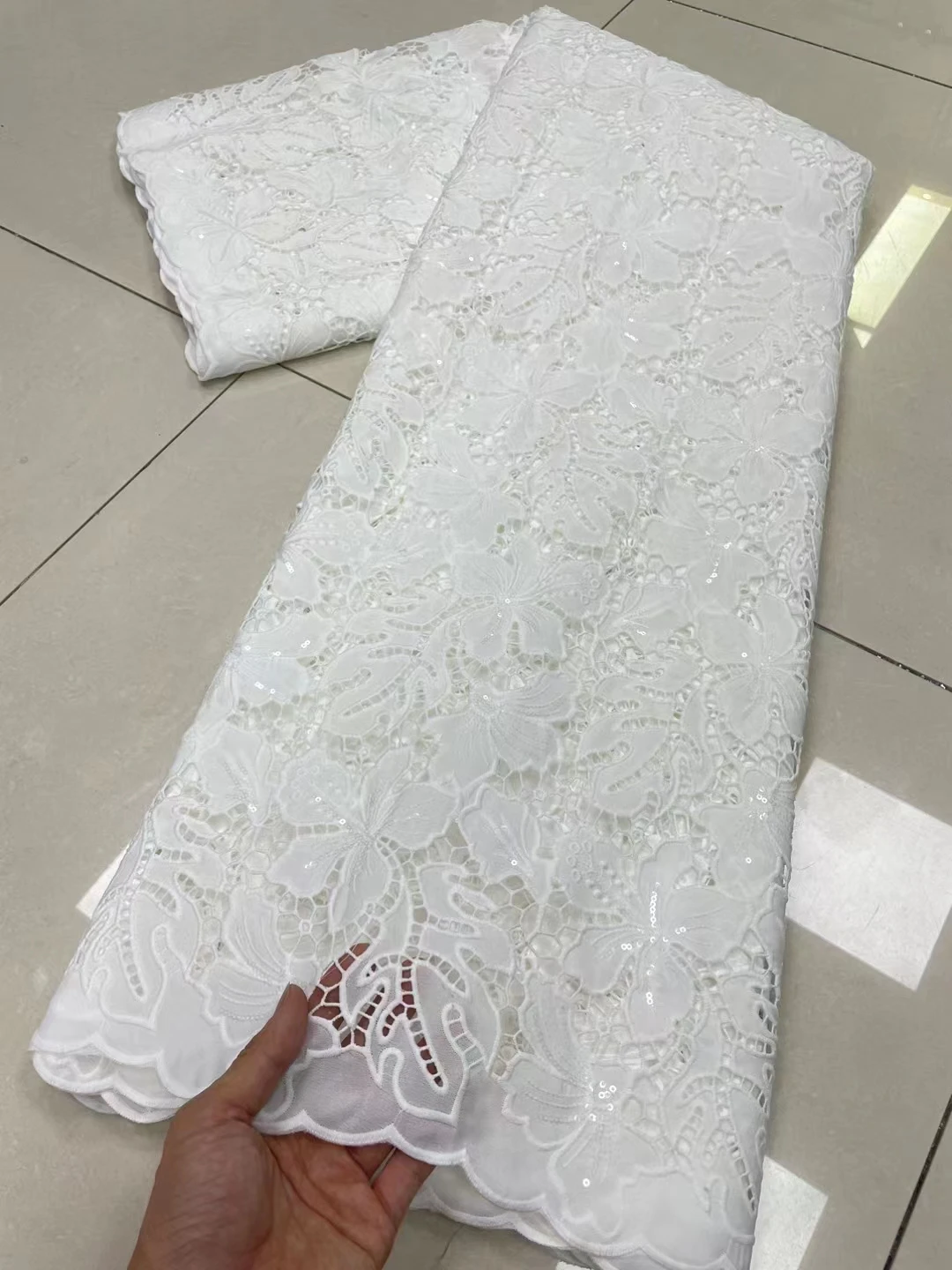 

Чисто белая африканская кружевная ткань 2023 высококачественное кружево Нигерия кружевная ткань с блестками французская молочная шелковая ткань свадебное платье jl38