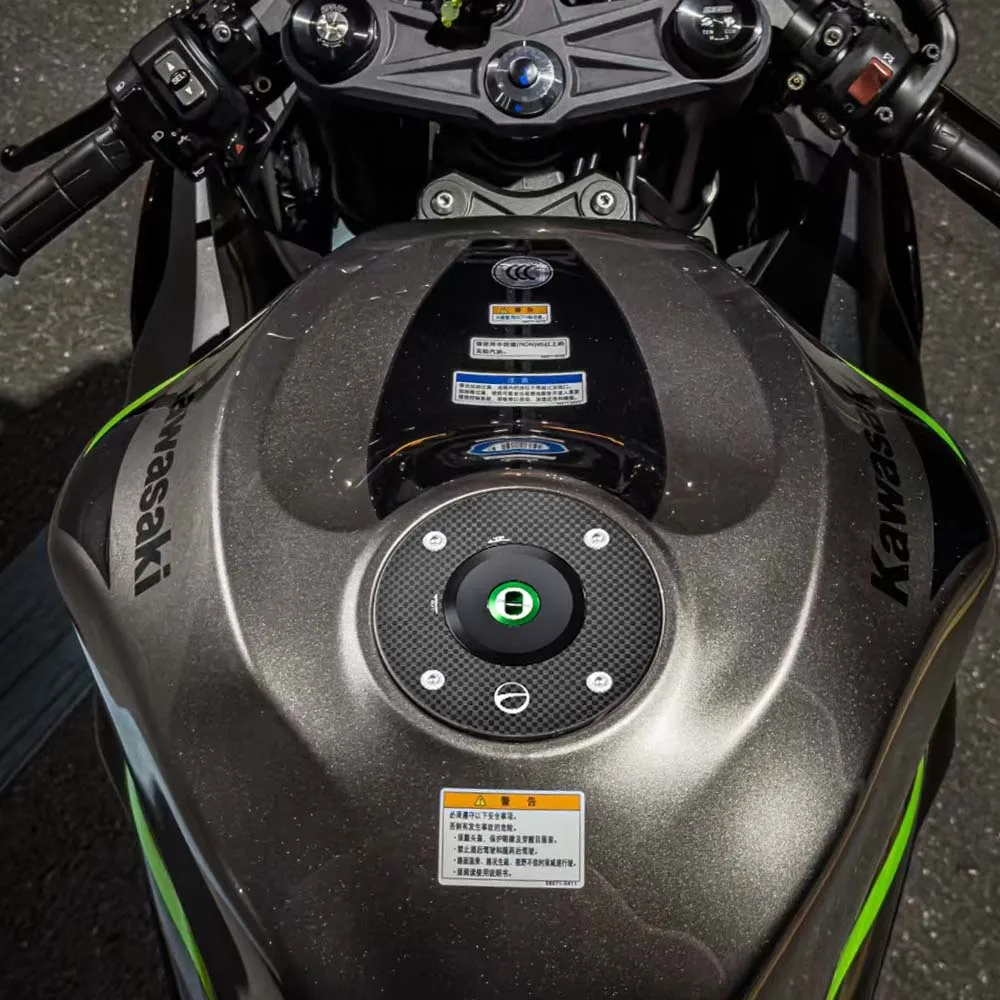 Система ключей мотоцикла блокирующая крышку топливного бака из углеродного