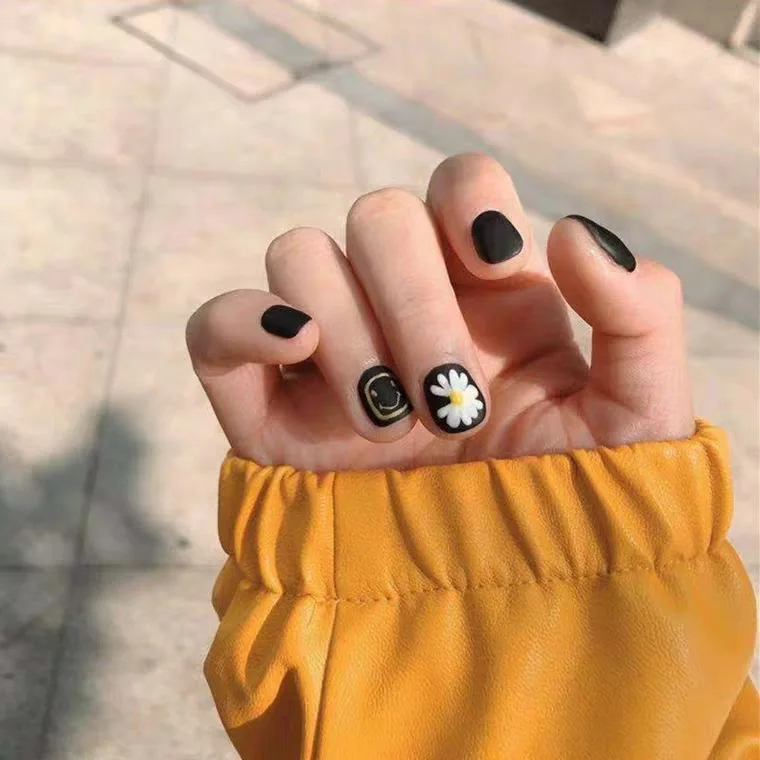 

24pcs/Set Short False Nails Lovely Smiling Face Frosted Daisy Summer Fake Nail Girls Nail Art Press on Fake Nails with Glue