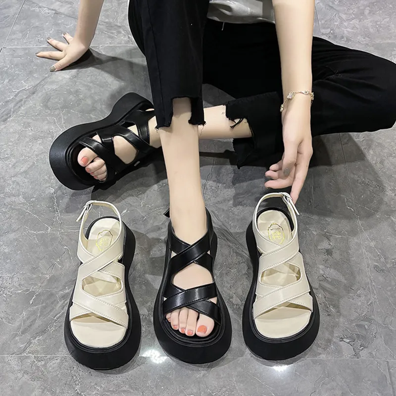 

Босоножки женские на каблуке с открытым носком и ремешком на пряжке