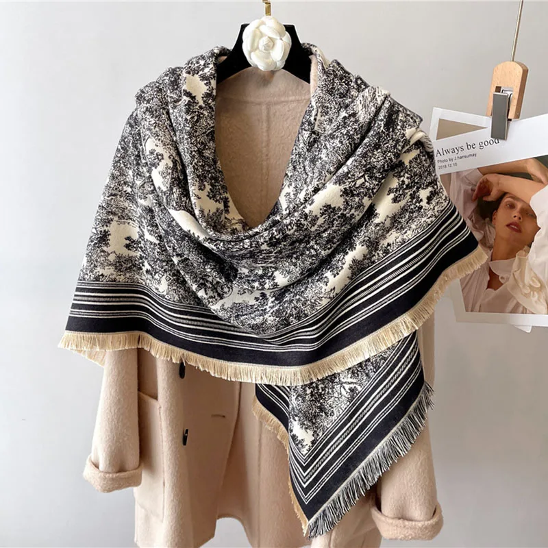 Женский квадратный шарф с кисточками осенне-зимний теплый винтажный из