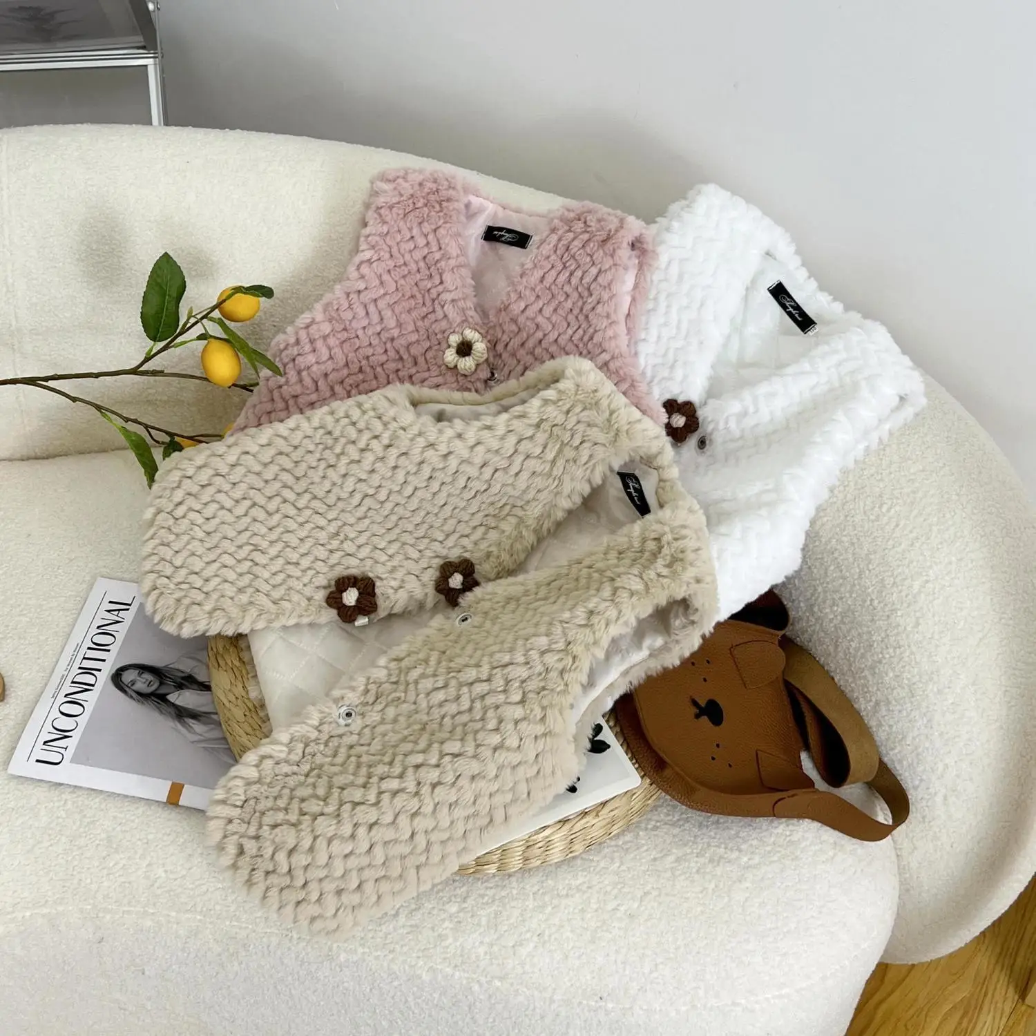 

Детский пушистый жилет, новинка 2023, осенне-зимняя утепленная однотонная верхняя одежда для девочек с цветочной пряжкой, вязаная Повседневная модная искусственная кожа