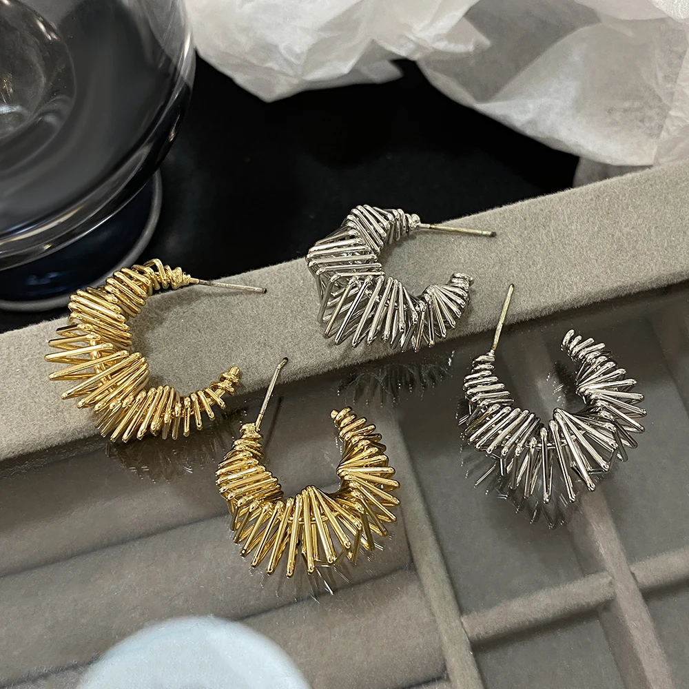 Серьги-кольца женские Асимметричные с резьбой и геометрическим рисунком