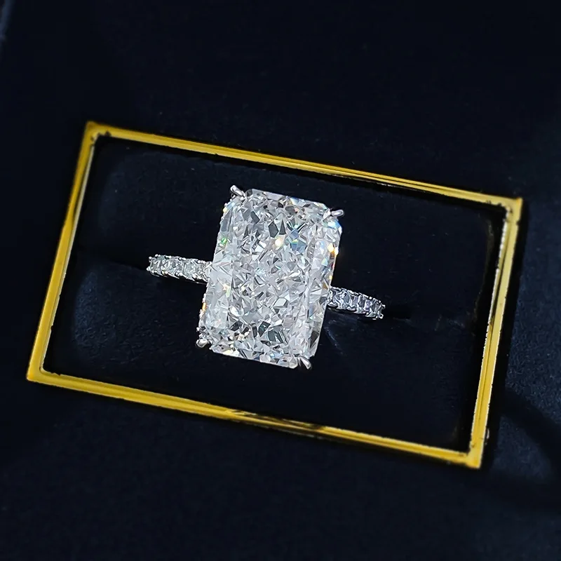 Кольцо женское из серебра 100% пробы с бриллиантом муассанитом