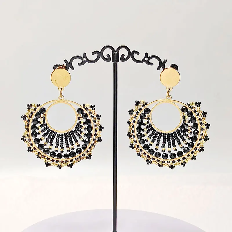 Серьги в виде кольца с кристаллами черного цвета. Модные серьги ручной вязки