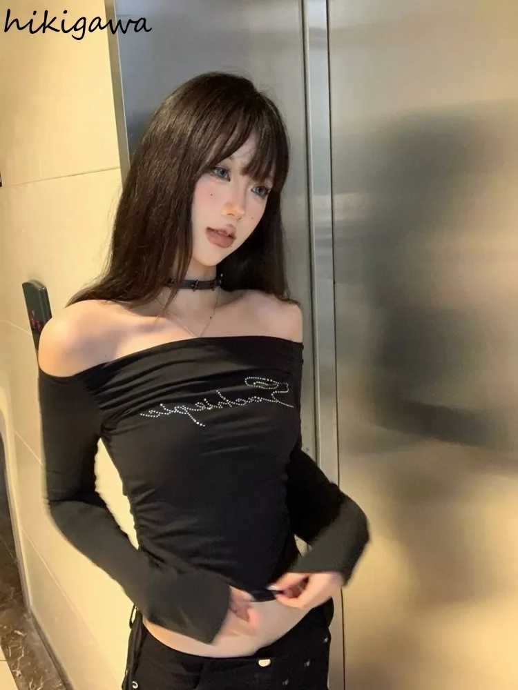 Женская футболка с вырезом лодочкой длинным рукавом и стразами