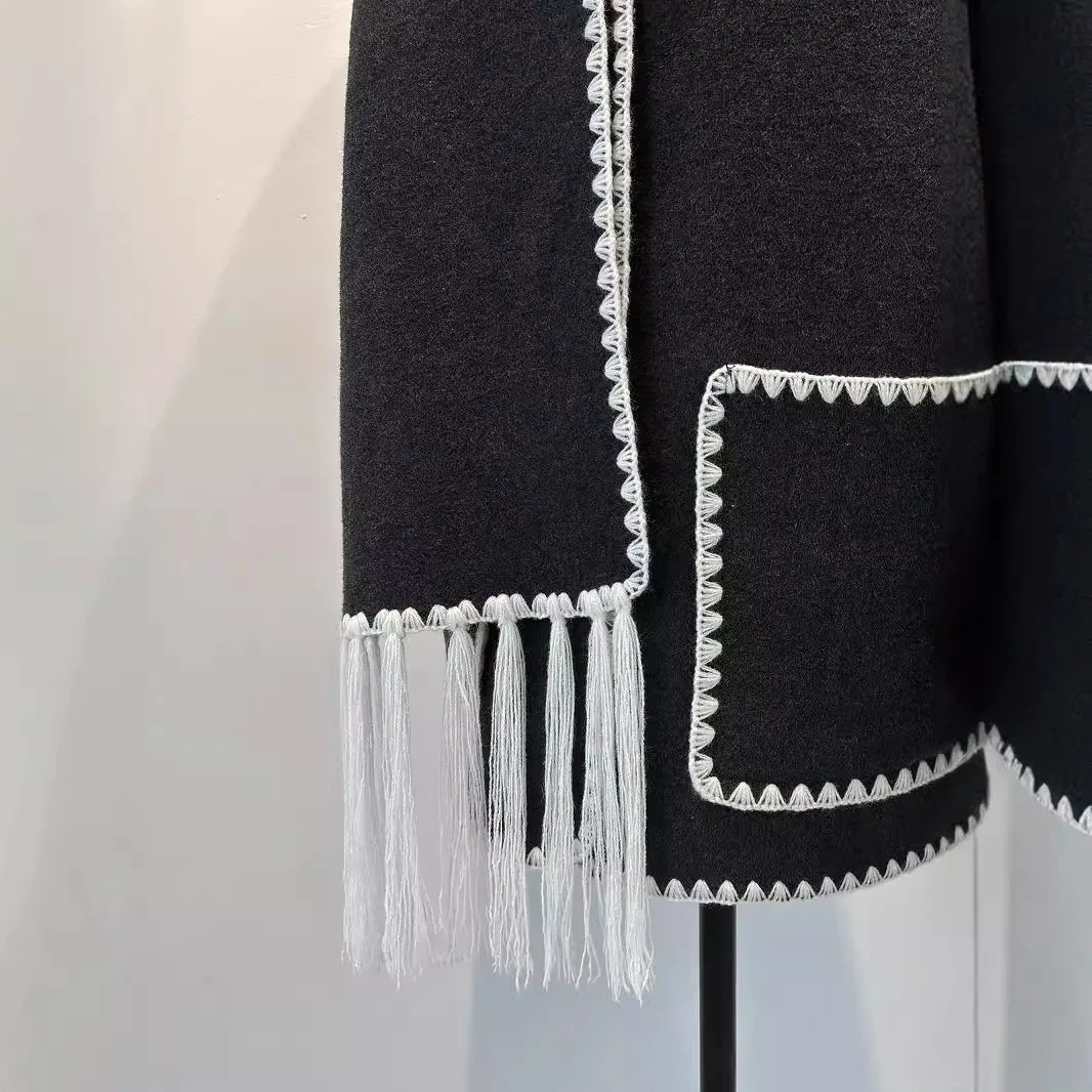 7 5 К/ТОТ темно-льняное серое пальто с открытыми плечами и вышитым шарфом