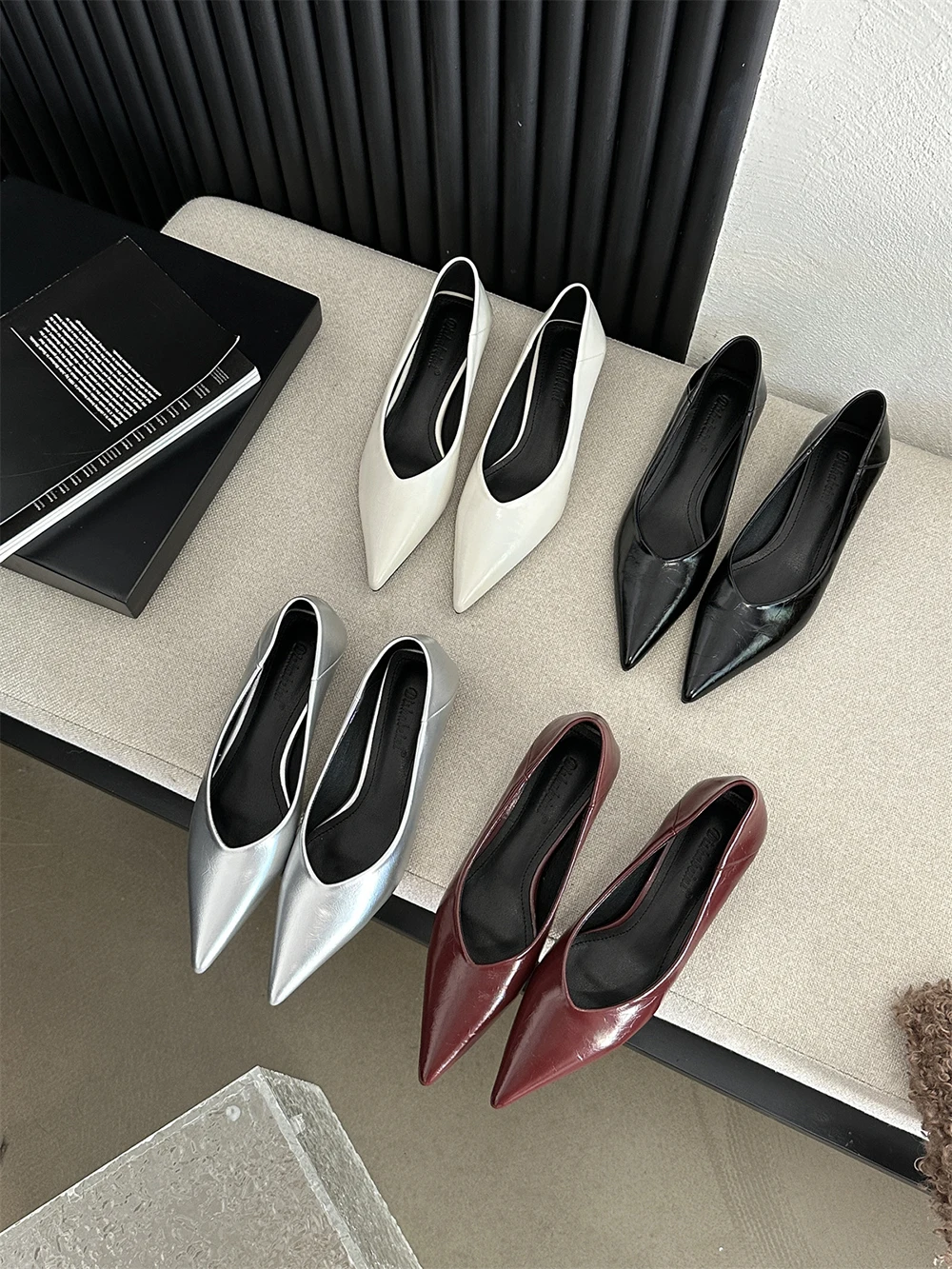 

Туфли-лодочки Женские однотонные, заостренный носок, без застежки, на тонком среднем каблуке, пикантные офисные туфли, Размеры 35-39, черные белые Серебристые