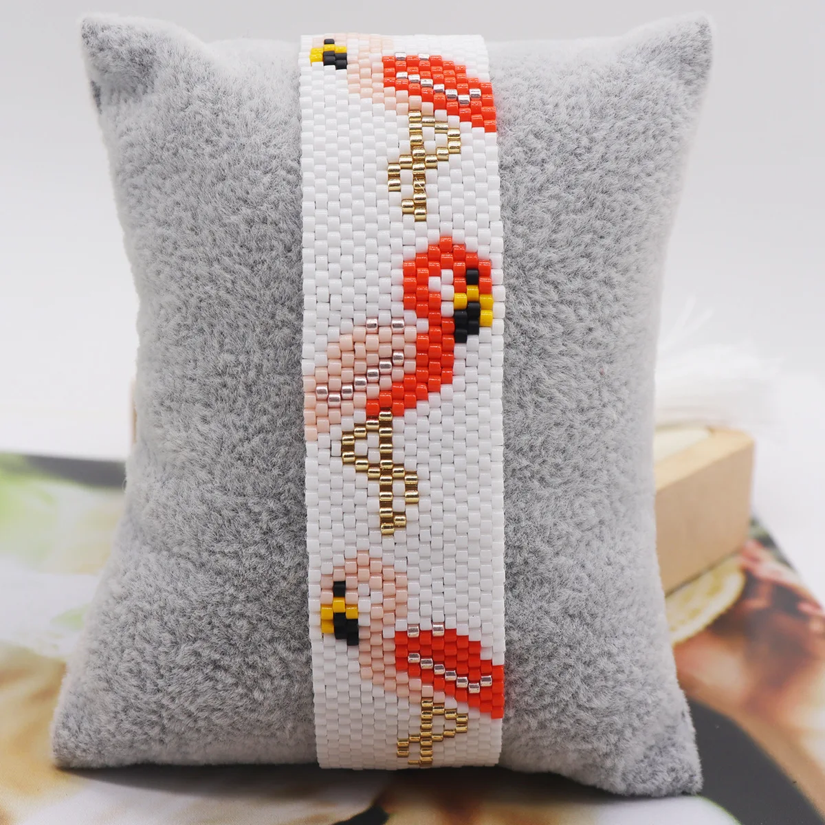 Браслет из рисовых бусин оригинальный дизайн с изображением фламинго ручное