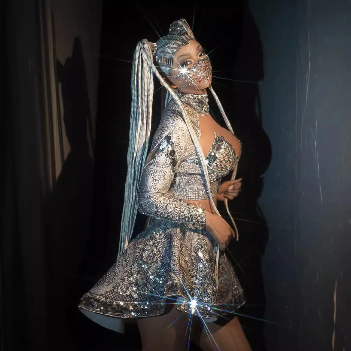 Ослепительное облегающее сексуальное платье с блестками и глубоким вырезом