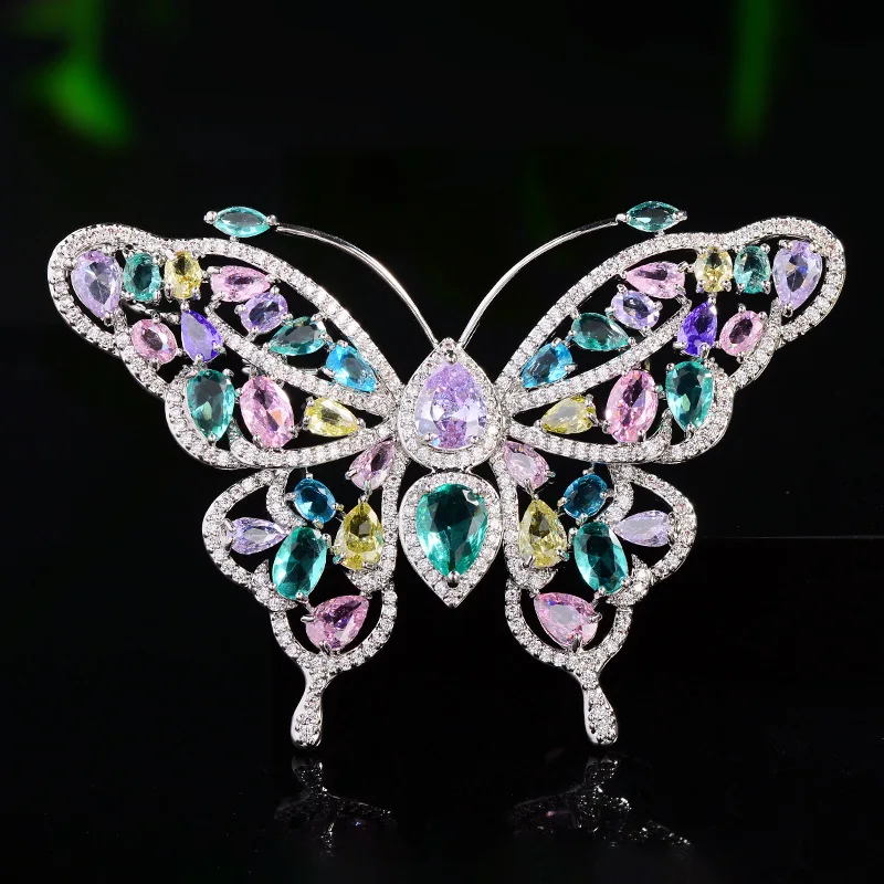 Женская брошь в виде бабочки