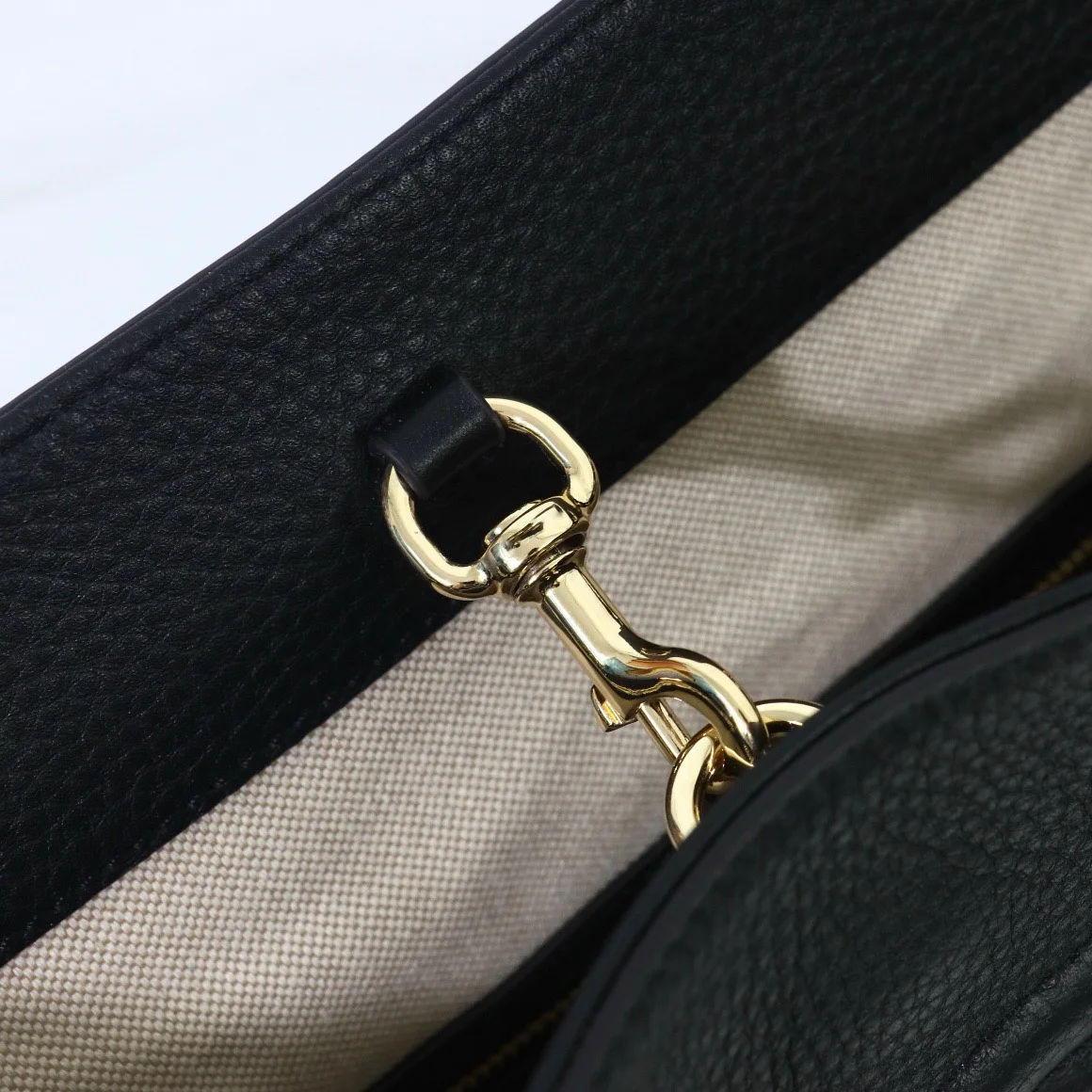 Элегантная повседневная сумка: Роскошная Черная сумка с золотым ремешком и