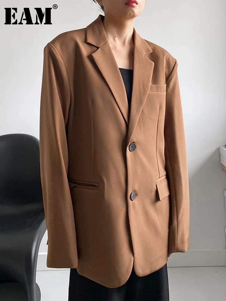 

[EAM] Женский коричневый Блейзер с разрезом сбоку, большой размер, новая свободная куртка с лацканами и длинным рукавом, модная демисезонная 2023 1DH1144