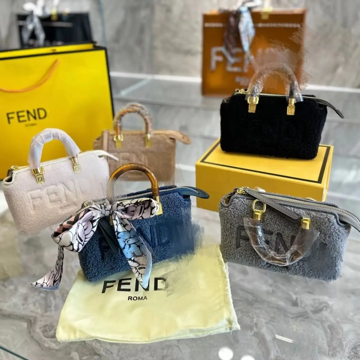 

FEN 2023 New FF Family Brand High End Lamb Plush Women's Bag Fashion Boston Mini Pillow Bag Handheld Crossbody Bag Winter DI